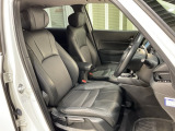 乗降がしやすい運転席。高さが調節できて小柄な方でも運転しやすいポジションをとることができます。