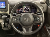 ハンドルにHondaセンシング系のクルーズコントロールやレーンキープアシストなどのスイッチと、オーディオの操作スイッチが装備されています。ハンドルから手を離さず安全に操作できます。