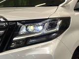 【LEDヘッドライト】悪天候や夜間走行時も良好な視界を確保し安心して運転できる高輝度LEDヘッドライトを装備!点灯速度が早く、消費電力も抑えられています。