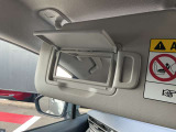 サンバイザーに鏡がついてますので車から降りる前に身だしなみチェック出来ます。
