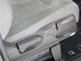 ◆シートハイトアジャスター◆運転席を上下に高さ調節ができます!運転ポジションを体格に合わせてシート調整できます。