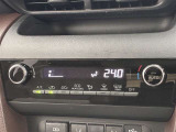 オートエアコンは温度を設定するだけで、自動で風量などを設定してくれます。運転しながら操作も必要ないので、安全性も向上します。