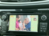 テレビ番組を画面で視聴できる装備です。停車中の待ち時間などに映像を楽しめるため、車内で過ごす時間の過ごし方が広がります。視聴時は安全な場所に停車してご利用ください。