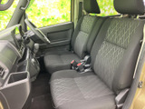 前席は左右に並んだシートと見通しのよい室内で、運転席から周囲を確認しやすい印象です。座面と背もたれには柄が入り、落ち着いた色合いで日々の乗車にもなじみます。