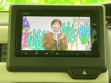 テレビ映像を楽しめる画面を備えており、停車中の休憩時間にも活用できます。画面表示が見やすく、車内でひと息つく時間を過ごす際の楽しみとして便利な装備です。