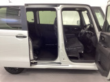 ホンダ車の低床ボディは、チャイルドシートへのお子さまの乗降や荷物の積載もスムーズ。足元もゆったりとしていますので、おくつろぎいただけます。