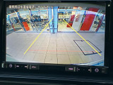 後方の様子を画面で確認でき、ガイド線も表示されるため、駐車時の位置合わせに役立ちます。周囲の状況を目視でも確かめながら、後退時の確認をサポートする装備です。