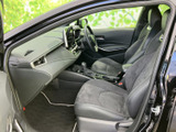 前席は視界が広く、運転席と助手席がゆとりをもって配置されています。シートの落ち着いた配色とすっきりした足元で、乗り降り後も心地よく過ごせる空間です。