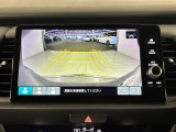 後退時に車両の後ろ側をモニター画面に表示します。車庫入れが苦手な人もこれで安心♪