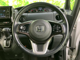 左右のスイッチで各種機能に手を伸ばしやすく、運転中の操作をまとめやすい造りです。握りやすい形状と見やすいボタン配置で、日常の運転を支えます。
