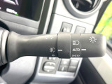 【オートライト】周りの明るさに応じて自動でヘッドライトの点灯・消灯ができる機能です!ライトの付け忘れ・消し忘れなどが無くなり、雨の日や夕方の走行も安心!トンネル通過時も便利ですね♪