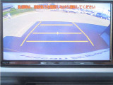 〔バックカメラ〕ギアをバックに入れると画面に自動的に後方映像が映し出され確認可能です。車庫入れなどの際に安全確認が出来て安心ですね。
