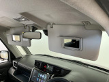 【サンバイザー】車内で身だしなみを整えるためのバニティミラーがセット。お化粧直しや髪型のチェックに活用できます。