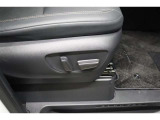 パワーシート搭載。微妙な調整が手軽にでき、ピッタリのポジションで運転することが可能です。