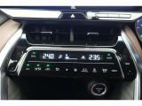 ★運転席と助手席でそれぞれお好みに合わせて温度設定が行えるフルオートエアコンです。外気温や室温、日射量を感知し、吹き出し温度、風量を緻密に制御します