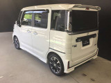 斜めからのリアビューも美しい。