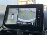 自車を真上から見下ろすように映し出すので周囲の状況が分かるアラウンドビューモニター搭載。フロントカメラとしても使用できます。車庫入れなど苦手な人の頼りになる助っ人です。