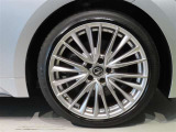純正のアルミホイール装着車です。タイヤサイズは235/40R19です。