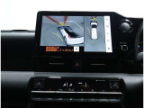 サイドクリアランスビュー表示中に、旋回時の運転操作に合わせて自動で車両を斜め後方から見たような映像を表示。