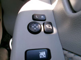 電動格納式ミラーなので、対向車などとのすれ違い時にも便利です。また、ドアロック連動で自動格納します。