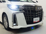 高輝度で点灯速度が速く、しかも消費電力の少ないLEDヘッドライトが装備されています!LEDの明るい光が走行中の視界の確保をサポートして、夜のドライブがより楽しく安全に運転できます♪