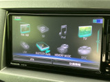 FM・AMやUSB、Bluetooth Audioなど、複数の音源が画面に表示されています。使いたい項目を選びやすく、通勤やお出かけの時間に合わせて音楽を楽しめます。
