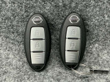 【インテリジェントキー】カバンやポケットに入れたままでもドアの施錠・開錠が可能なスマートキーを装備。スタートボタンのオン・オフ時もカギを取り出す必要がないからとっても便利です♪