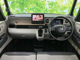 運転席まわりは視界が広く、前方や左右の様子を確認しやすいレイアウトです。フロントシートから後席まで見渡せる開放感があり、明るい色合いの室内で、乗る方それぞれが落ち着いて過ごせます。