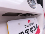 後退時に車両の後ろ側をモニター画面に表示します。車庫入れなどでバックする際に後方確認ができて便利です。車庫入れが苦手な人もこれで安心。