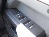 運転席にはシートメモリー機能を搭載。複数のシートポジションを記憶できるため、ドライバーが変わる場合でも、それぞれの好みのポジションへスムーズに戻すことができます。