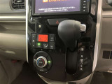 スピーディなシフトチェンジを実現するシフトノブ。素早く機敏に操作できるため、交通量が多い環境でもストレスを感じにくく、快適なドライビングをサポート!