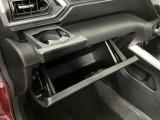 グローブボックスなどの多彩で便利な収納が設けられています。