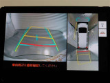パノラミックビューモニター付きです。車両を上から見たような映像をモニター画面に表示。運転席からの目視では見にくい、車両周辺の状況をリアルタイムでしっかり確認できます。