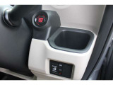 運転席側のドリンクホルダーです。左側パワースライドドアも装備されています。エンジンはボタン一つで始動。
