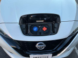 フロントエンドに充電ポートを備えています。(運転席側:急速充電用、助手席側:普通充電用)