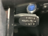 クルーズコントロール機能が付いています。 速度を設定するとアクセルを踏まなくても一定の速度で走ることができます。  高速道路ではとても便利な装置なんです。