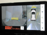 パノラミックビューモニター付きです。車両を上から見たような映像をディスプレイオーディオ画面に表示。運転席からの目視だけでは見にくい、車両周辺の状況をリアルタイムでしっかり確認できます。