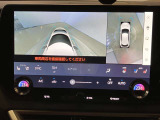 視認性の良い広角カメラでフロントと上方から車両周辺をご確認いただけますので、狭い道やすれ違い、路肩寄せなどに役立ちます。