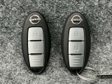 【インテリジェントキー】カバンやポケットに入れたままでもドアの施錠・開錠が可能なスマートキーを装備。スタートボタンのオン・オフ時もカギを取り出す必要がないからとっても便利です♪
