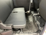 後席を倒すと、広い荷室に変わります