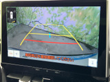 後方の映像と進路の目安となるガイド線を画面に表示します。駐車時の後方確認をサポートし、周囲を直接確かめながら車庫入れする際にも便利です。