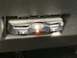 車載機器が手の届きやすい位置に収まり、表示灯で作動状況を確認しやすい構成です。車内の装備を使う際に目に入りやすく、普段の運転で状態を把握する助けになります。