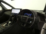 ドライバーを包み込むようなデザイン。運転していて安心感、高級感を感じられるコックピットです。