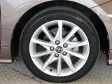 純正17インチのアルミホイールは、やっぱり車にピッタリマッチするデザインですね。