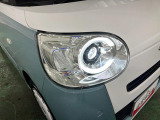 白く明るい光で夜間走行をサポートするLEDヘッドランプを搭載