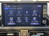 ナビやオーディオなどのメニューが一覧で表示され、必要な機能を探しやすい画面構成です。タッチ操作に加えて本体側にもボタンや音量つまみがあり、日常使いに便利です。