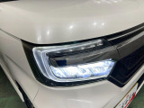 白く明るい光で夜間走行をサポートするLEDヘッドランプを搭載