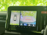 後方の映像に加えて車両周辺を確認できる表示があり、駐車時の周囲確認をサポートします。ガイド線も画面に表示されるため、バックでの駐車や狭い場所での取り回しに役立つ便利な装備です。