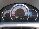 見やすいスポーティーなメーターパネル。