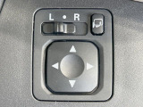 【電動格納ミラー】サイドミラーは電動格納式となっており、狭い駐車場でもキズがつくリスクを抑えられます。